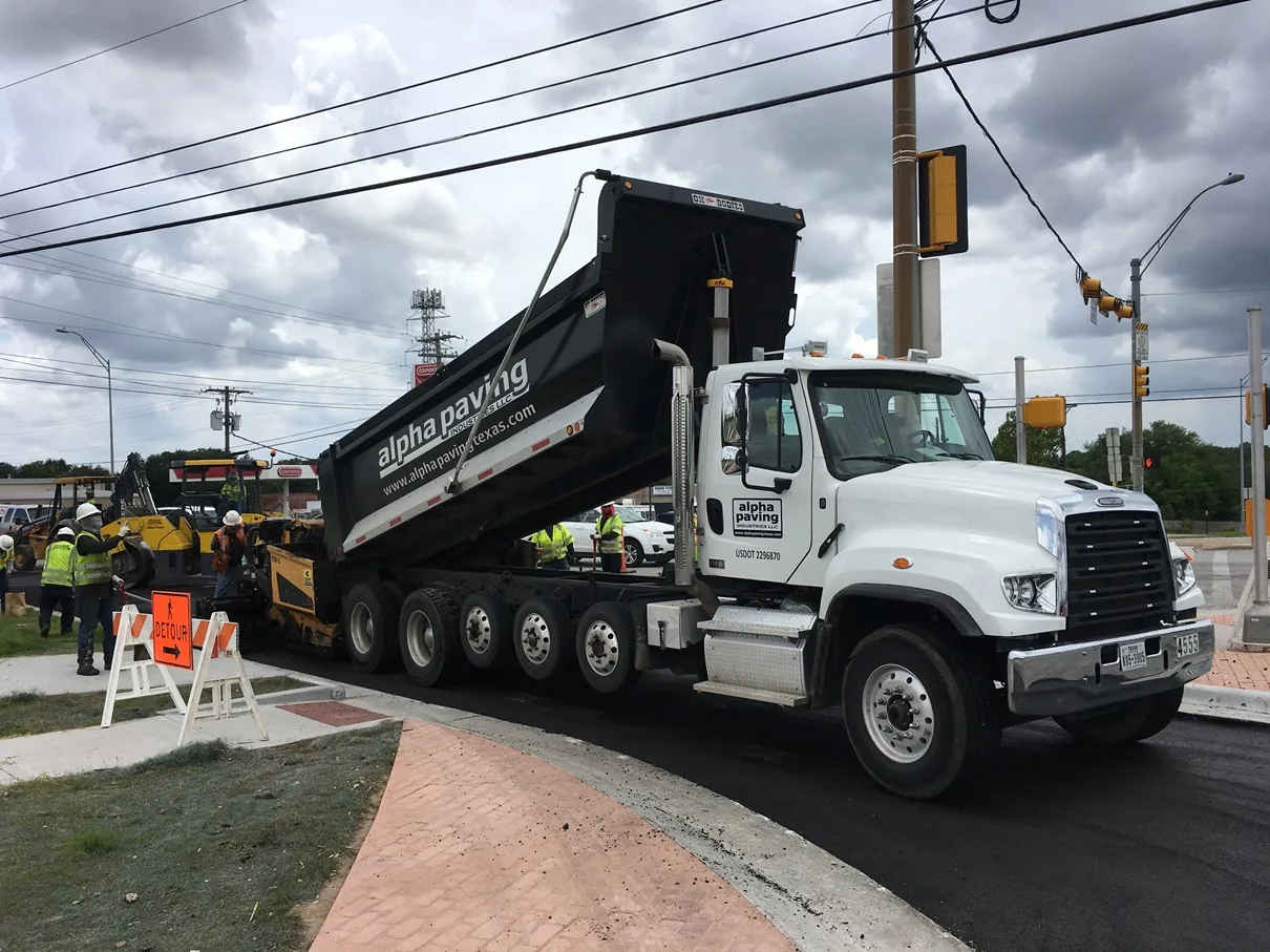 Read more about the article Asphalt Paving vs Sealcoating