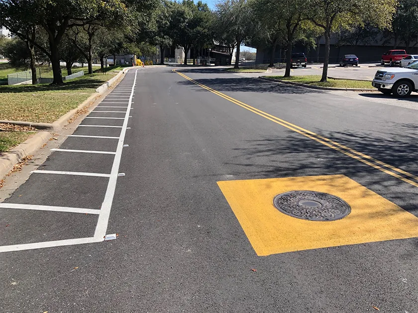 Read more about the article The Differences Between Sealcoating and Asphalt Paving